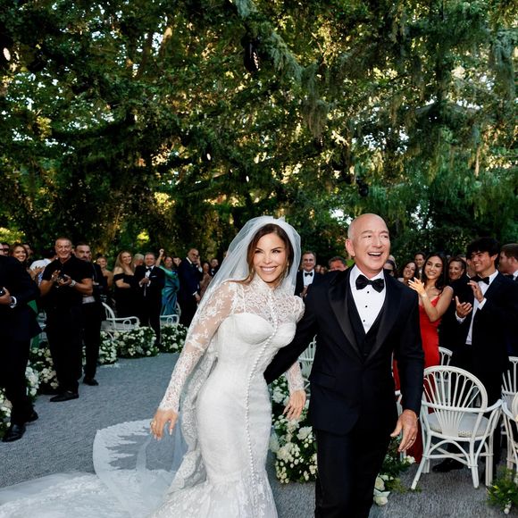 La cérémonie officielle a eu lieu le vendredi sur l’île de San Giorgio Maggiore, suivie d’un dîner et d’échanges de vœux.


Lauren Sanchez a épousé le milliardaire et patron d'Amazon Jeff Bezos à Venise dans une robe Dolce & Gabbana.