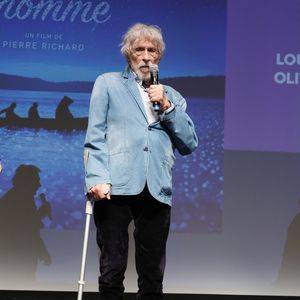 “En ce moment, mon genou m’ennuie, confie-t-il. Je me déplace avec une canne. Je suis comme Charlot finalement" explique-t-il au "Figaro" 

Exclusif - Pierre Richard sur scène lors de la présentation de son film "L'homme qui a vu l'ours qui a vu l'homme" au festival "Ciné Comédies" à Lens-Liévin, le 29 mai 2025.
© Denis Guignebourg/Bestimage
