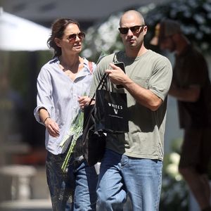 Depuis, ils semblent filer le parfait amour ensemble
Exclusif - Katie Holmes tient un bouquet de fleurs alors qu'elle fait du shopping avec son petit ami, Jason Bard Yarmosky à New York le 7 août 2026.
Credit : Matt Agudo/INSTARimages