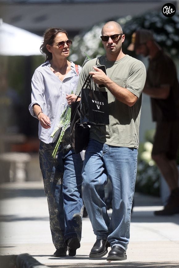 Depuis, ils semblent filer le parfait amour ensemble

Exclusif - Katie Holmes tient un bouquet de fleurs alors qu'elle fait du shopping avec son petit ami, Jason Bard Yarmosky à New York le 7 août 2026.
Credit : Matt Agudo/INSTARimages