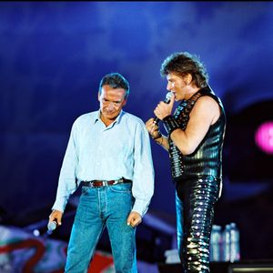 Archives - Johnny Hallyday sur scène en duo avec Michel Sardou au Parc des Princes en 1993.