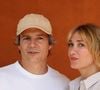 Tout de blanc vêtue, la comédienne Caroline Anglade est également apparue très complice au bras de son mari Nicolas Moreau.

Caroline Anglade et son mari Nicolas Moreau au village lors des Internationaux de France de Tennis de Roland Garros 2026. Paris, le 26 mai 2026.
© Jacovides / Moreau / Bestimage