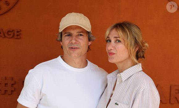 Tout de blanc vêtue, la comédienne Caroline Anglade est également apparue très complice au bras de son mari Nicolas Moreau.

Caroline Anglade et son mari Nicolas Moreau au village lors des Internationaux de France de Tennis de Roland Garros 2026. Paris, le 26 mai 2026.
© Jacovides / Moreau / Bestimage
