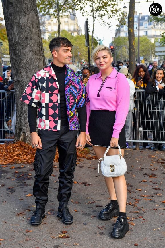 Après avoir admiré les différentes robes portées par la chanteuse et ses bijoux soigneusement choisis, un autre détail attire désormais tous les regards : son bouquet de mariée. 

Louane Emera et son compagnon Florian Rossi arrivent au défilé de mode Miu Miu lors de la Fashion Week printemps/été 2022 à Paris, France, le 5 octobre 2021. © Veeren Ramsamy-Christophe Clovis/Bestimage