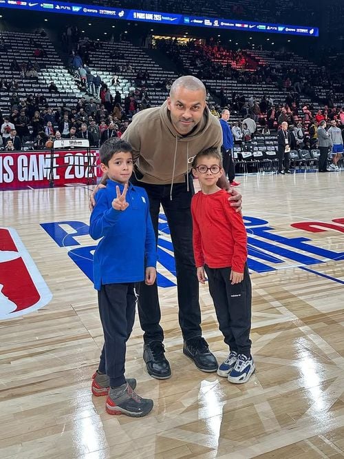 Ses fils Josh et Liam n'étaient pas sages, Tony Parker les a punis en les faisant voyager en classe éco : “Je voulais marquer le coup"