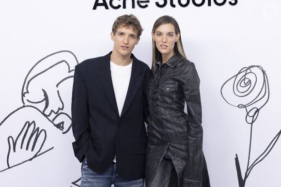 Invitée sur le plateau de "C à vous", Charlotte Cardin est revenue sur sa relation avec Aliocha Schneider, son compagnon depuis huit ans. Leur histoire d’amour est née sous le signe de la musique… et d’un coup de pouce inattendu...

Aliocha Schneider et sa compagne Charlotte Cardin - Photocall du défilé de mode Femmes Printemps/Été 2025 "Acne Studio" lors de la fashion week de Paris. Le 25 septembre 2024 © Olivier Borde / Bestimage