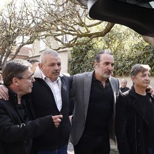 James Huth, réalisateur du film "Brice de Nice" , Eric Collado, Jean Dujardin, Manu Joucla, Eric Massot - Sorties des obsèques de Bruno Salomone en l'église Sainte-Anne de Polangis de Joinville-le-Pont (Val-de-Marne) le 23 mars 2026. © Cyril Moreau - Dominique Jacovides / Bestimage