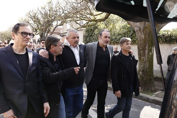 James Huth, réalisateur du film "Brice de Nice" , Eric Collado, Jean Dujardin, Manu Joucla, Eric Massot - Sorties des obsèques de Bruno Salomone en l'église Sainte-Anne de Polangis de Joinville-le-Pont (Val-de-Marne) le 23 mars 2026. © Cyril Moreau - Dominique Jacovides / Bestimage