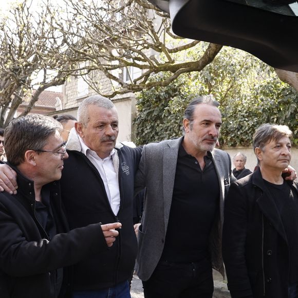 James Huth, réalisateur du film "Brice de Nice" , Eric Collado, Jean Dujardin, Manu Joucla, Eric Massot - Sorties des obsèques de Bruno Salomone en l'église Sainte-Anne de Polangis de Joinville-le-Pont (Val-de-Marne) le 23 mars 2026. © Cyril Moreau - Dominique Jacovides / Bestimage