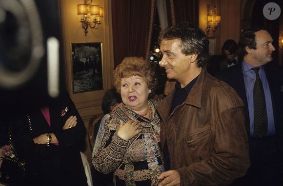 En France, à Paris, lors de la Remise de la Médaille De Chevalier de l'Ordre des Arts et des Lettres à Jacques REVAUX, Michel Sardou et sa mère Jackie en décembre 1989. ©Gérard Letellier via Bestimage