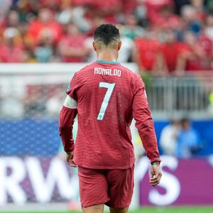 Le Portugais Cristiano Ronaldo observe le jeu lors d'un match de la phase de groupes de la Coupe du Monde de la FIFA 2026 opposant le Portugal à l'Ouzbékistan au stade de Houston, à Houston, le 23 juin 2026. © SPP / PsnewZ / Bestimage