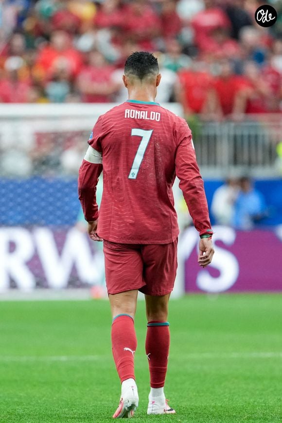Le Portugais Cristiano Ronaldo observe le jeu lors d'un match de la phase de groupes de la Coupe du Monde de la FIFA 2026 opposant le Portugal à l'Ouzbékistan au stade de Houston, à Houston, le 23 juin 2026. © SPP / PsnewZ / Bestimage