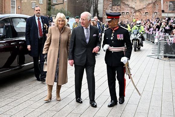 Le roi Charles III et la reine Camilla sont accueillis par le Lord-Lieutenant du Grand Londres, Sir Kenneth Olisa, lors de leur visite au Barking Learning Centre Community and Family Hub lemercredi 18 février 2026. Photo : Kate Green/PA Wire