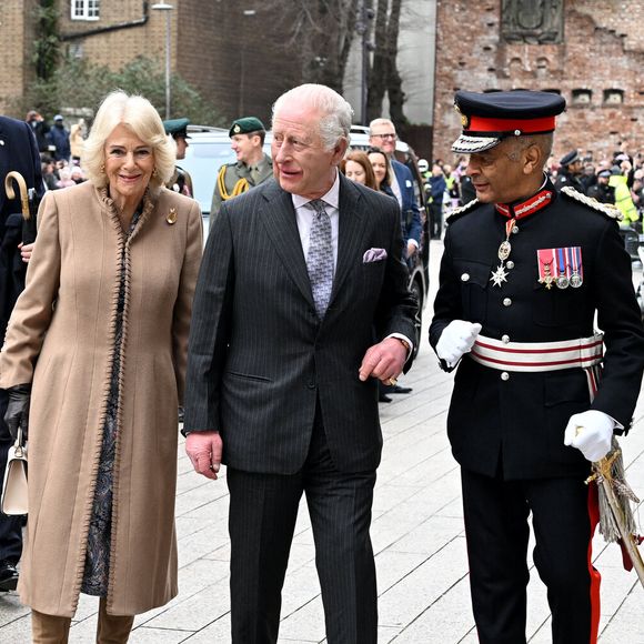 Le roi Charles III et la reine Camilla sont accueillis par le Lord-Lieutenant du Grand Londres, Sir Kenneth Olisa, lors de leur visite au Barking Learning Centre Community and Family Hub lemercredi 18 février 2026. Photo : Kate Green/PA Wire