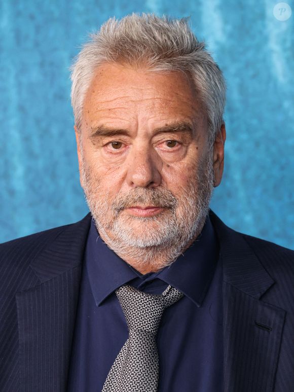 ls vont devoir suivre un stage de sensibilisation et ils "doivent également verser respectivement 600 € et 1200 € d'amende ainsi que des dommages et intérêts à Luc Besson.

Luc Besson au photocall de la première du film Dracula au TCL Chinese Theatre IMAX à Hollywood, Los Angeles, Californie, États-Unis, le 3 février 2026. © RALL/Backgrid USA/Bestimage