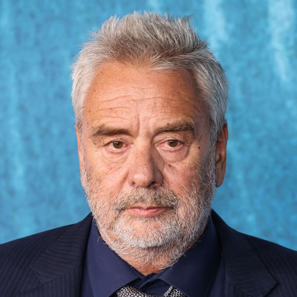 ls vont devoir suivre un stage de sensibilisation et ils "doivent également verser respectivement 600 € et 1200 € d'amende ainsi que des dommages et intérêts à Luc Besson.

Luc Besson au photocall de la première du film Dracula au TCL Chinese Theatre IMAX à Hollywood, Los Angeles, Californie, États-Unis, le 3 février 2026. © RALL/Backgrid USA/Bestimage