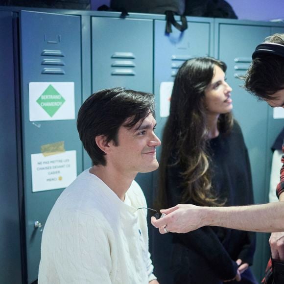 Exclusif - Alain-Fabien Delon avec sa compagne Laura Bensadoun en backstage de de l'émission "C à Vous" à Paris, France, le 18 octobre 2024. © Cyril Moreau/Bestimage