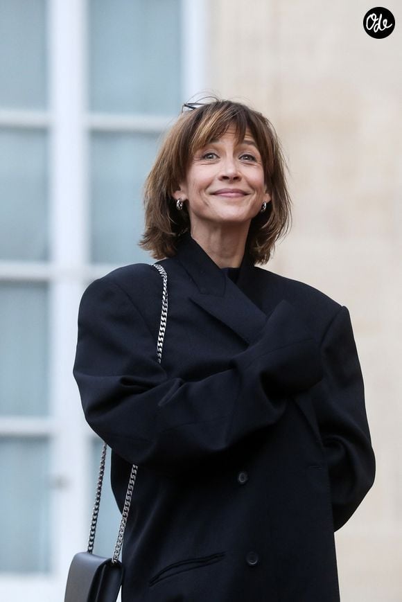 Selon elle, les jeunes vivent aujourd’hui dans une précarité préoccupante alors qu’ils représentent « la génération du futur ».

L'actrice Sophie Marceau - Arrivée des invités au dîner d'Etat en l'honneur du président chinois Xi Jinping et de sa femme la Première Dame Peng Liyuan au palais présidentiel de l'Elysée à Paris, France, le 6 mai 2024. © Stéphane Lemouton / Bestimage