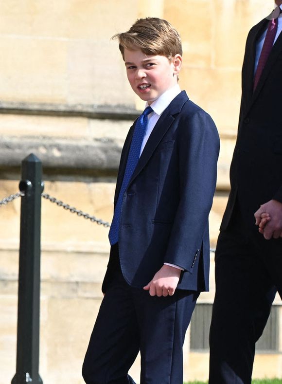 Un globe en lapis lazuli, une pierre précieuse d’un bleu intense, surmontée d’une croix en argent d’Édouard le Confesseur, roi d’Angleterre au XIe siècle rapporte "Point de Vue"
Le prince George de Galles - La famille royale du Royaume Uni arrive à la chapelle Saint George pour la messe de Pâques au château de Windsor le 9 avril 2023. Backgrid UK/ Bestimage