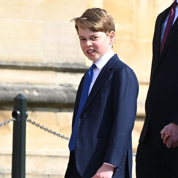 Un globe en lapis lazuli, une pierre précieuse d’un bleu intense, surmontée d’une croix en argent d’Édouard le Confesseur, roi d’Angleterre au XIe siècle rapporte "Point de Vue"
Le prince George de Galles - La famille royale du Royaume Uni arrive à la chapelle Saint George pour la messe de Pâques au château de Windsor le 9 avril 2023. Backgrid UK/ Bestimage
