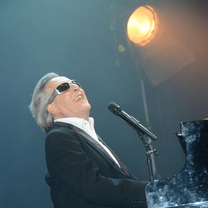 Gilbert Montagne se produit en concert après la première du film « Stars 80 », qui s'est déroulée au cinéma Rex à Paris, en France, le 19 octobre 2012. Photo de Nicolas Briquet /ABACAPRESS.COM