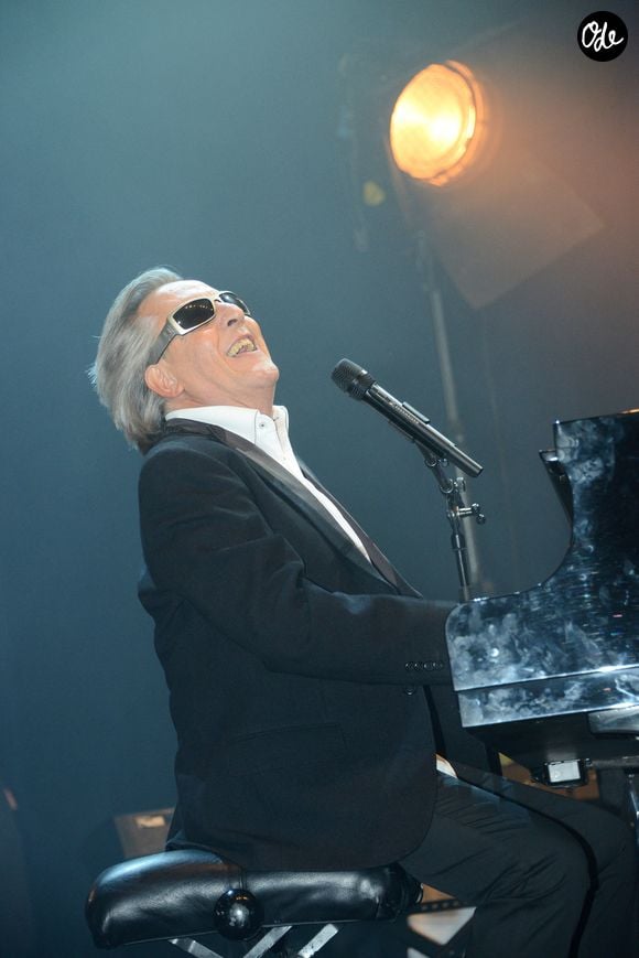 Gilbert Montagne se produit en concert après la première du film « Stars 80 », qui s'est déroulée au cinéma Rex à Paris, en France, le 19 octobre 2012. Photo de Nicolas Briquet /ABACAPRESS.COM