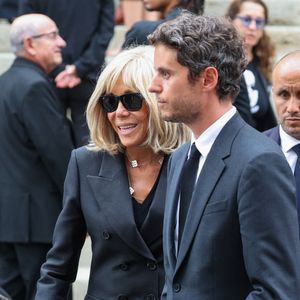 Brigitte Macron et Gabriel Attal - Sorties des obsèques de Thierry Ardisson en l’église Saint-Roch de Paris, France, le 17 juillet 2025. © Clovis-Jacovides/Bestimage