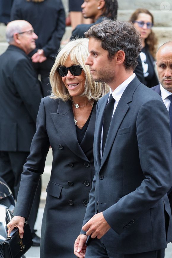 Brigitte Macron et Gabriel Attal - Sorties des obsèques de Thierry Ardisson en l’église Saint-Roch de Paris, France, le 17 juillet 2025. © Clovis-Jacovides/Bestimage
