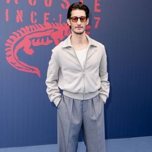 Pierre Niney au photocall du défilé Lacoste Collection Femme Prêt-à-Porter Automne/Hiver 2026-2027 lors de la Fashion Week de Paris (PFW) à Roland Garros, à Paris, France, le 8 mars 2026. © Olivier Borde/Bestimage
