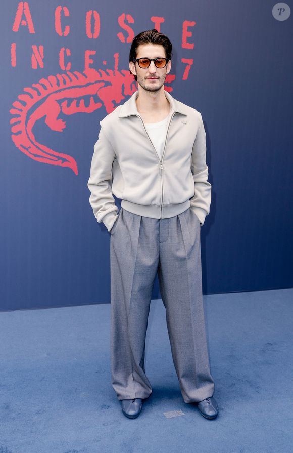 Pierre Niney au photocall du défilé Lacoste Collection Femme Prêt-à-Porter Automne/Hiver 2026-2027 lors de la Fashion Week de Paris (PFW) à Roland Garros, à Paris, France, le 8 mars 2026. © Olivier Borde/Bestimage