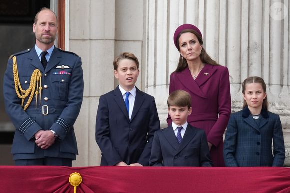 Le prince William, prince de Galles, Catherine (Kate) Middleton, princesse de Galles, Le prince George de Galles, La princesse Charlotte de Galles, Le prince Louis de Galles  lors des commémorations saluant l'action des vétérans britanniques lors de la Seconde guerre mondiale au palais de Buckingham le 5 mai 2025© Julien Burton / Bestimage
