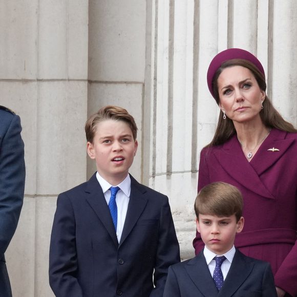 Le prince William, prince de Galles, Catherine (Kate) Middleton, princesse de Galles, Le prince George de Galles, La princesse Charlotte de Galles, Le prince Louis de Galles  lors des commémorations saluant l'action des vétérans britanniques lors de la Seconde guerre mondiale au palais de Buckingham le 5 mai 2025© Julien Burton / Bestimage