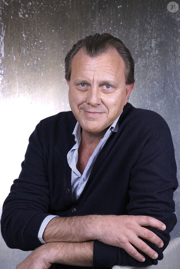 Il souhaite lui rendre hommage en le transformant.

Portrait de Claude François Junior lors de l'enregistrement de l'émission "Chez Jordan de Luxe" à Paris. Le 6 mars 2024. © Cédric Perrin / Bestimage
