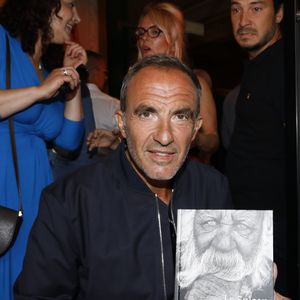 Nikos Aliagas - Soirée "L’Art de Vivre Paris" au Deux Magots à Paris le 26 juin 2023. C. Mathivat (Présidente des Deux Magots) a eu le plaisir de célébrer "L'art sous toute ses formes" avec;
-La littérature, avec la sélection littéraire de l'été (dédicaces d'auteurs)
-La photographie, avec le vernissage des oeuvre "Paris" de N. Aliagas
-La mode, avec un défilé exceptionnel du couturier J. Blin
-La gastronomie, avec nos meilleurs animations culinaires
-La musique, avec orchestre et chanteuses
© Marc Ausset-Lacroix/Bestimage