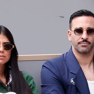 Adil Rami et sa compagne Louana Franco dans les tribunes lors des Internationaux de France de Tennis de Roland Garros 2025. Paris, le 1er Juin 2025. © Dominique Jacovides/Bestimage