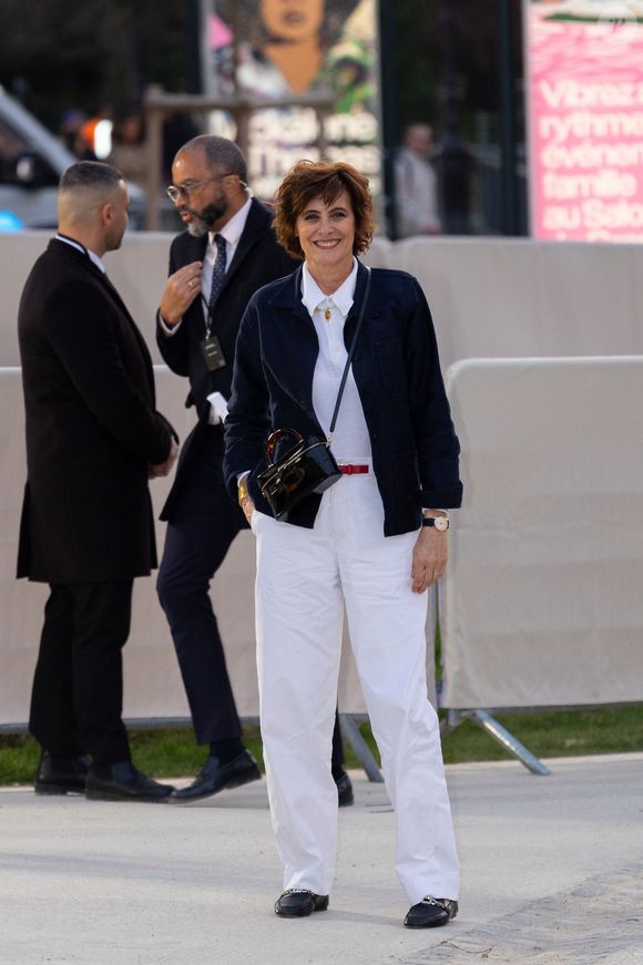 Ses voisins sont Man Ray, Scott Fitzgerald, Giacometti - c'est la bohème Montparnasse.

Ines de la Fressange - Les célébrités au défilé Chanel "Collection Femme Prêt-à-Porter Automne/Hiver 2026-2027" lors de la Fashion Week de Paris, le 9 mars 2026

© Florian Lavielle / Bestimage