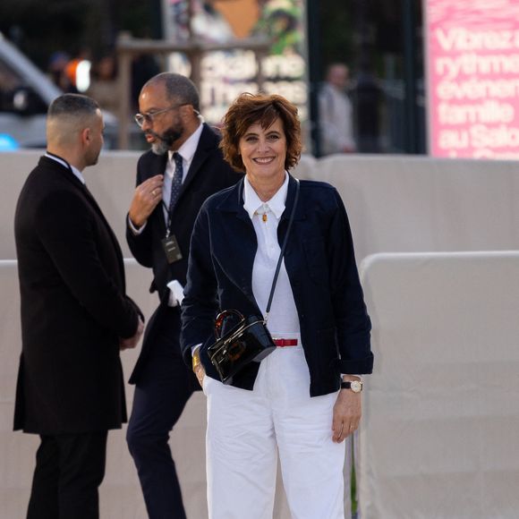 Ses voisins sont Man Ray, Scott Fitzgerald, Giacometti - c'est la bohème Montparnasse.

Ines de la Fressange - Les célébrités au défilé Chanel "Collection Femme Prêt-à-Porter Automne/Hiver 2026-2027" lors de la Fashion Week de Paris, le 9 mars 2026

© Florian Lavielle / Bestimage