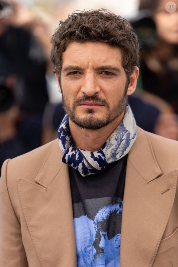 Derrière cette exigence, l’acteur voit surtout une immense preuve d’amour et de soutien inconditionnel.

Niels Schneider au photocall du film "Si Tu Penses Bien" lors du 79ème Festival International du Film de Cannes, France, le 16 mai 2026. © Jacovides-Moreau/Bestimage