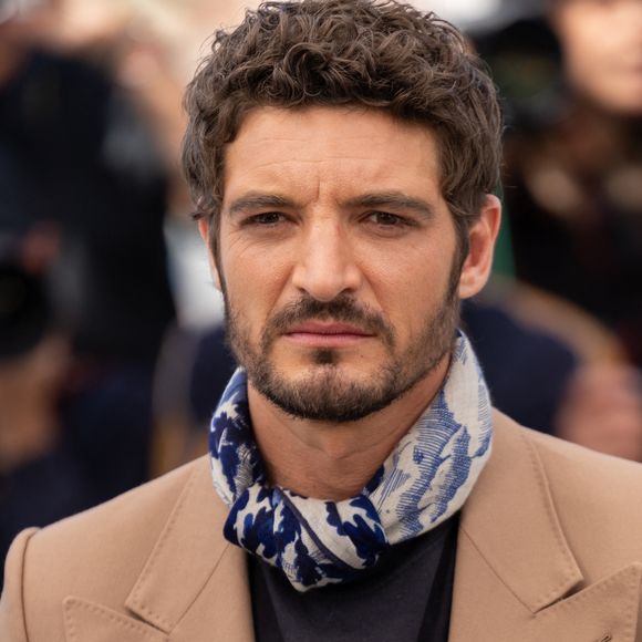 Derrière cette exigence, l’acteur voit surtout une immense preuve d’amour et de soutien inconditionnel.

Niels Schneider au photocall du film "Si Tu Penses Bien" lors du 79ème Festival International du Film de Cannes, France, le 16 mai 2026. © Jacovides-Moreau/Bestimage