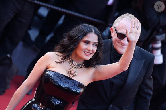 Salma Hayek et son mari François-Henri Pinault - Montée des marches du film « Emilia Perez » lors du 77ème Festival International du Film de Cannes, au Palais des Festivals à Cannes. Le 18 mai 2024
© Jacovides-Moreau / Bestimage
