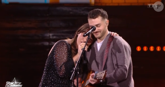 Et avec ce dernier, elle partage sa grande passion pour la musique. 

Arnaud, le petit-ami de Lily la surprend sur le plateau de la Star Academy