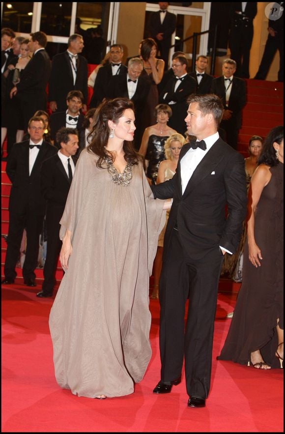 Angelina Jolie et Brad Pitt lors de la descente des marches de "Changeling", 61e Festival de Cannes en 2008. © BORDE-JACOVIDES / BESTIMAGE