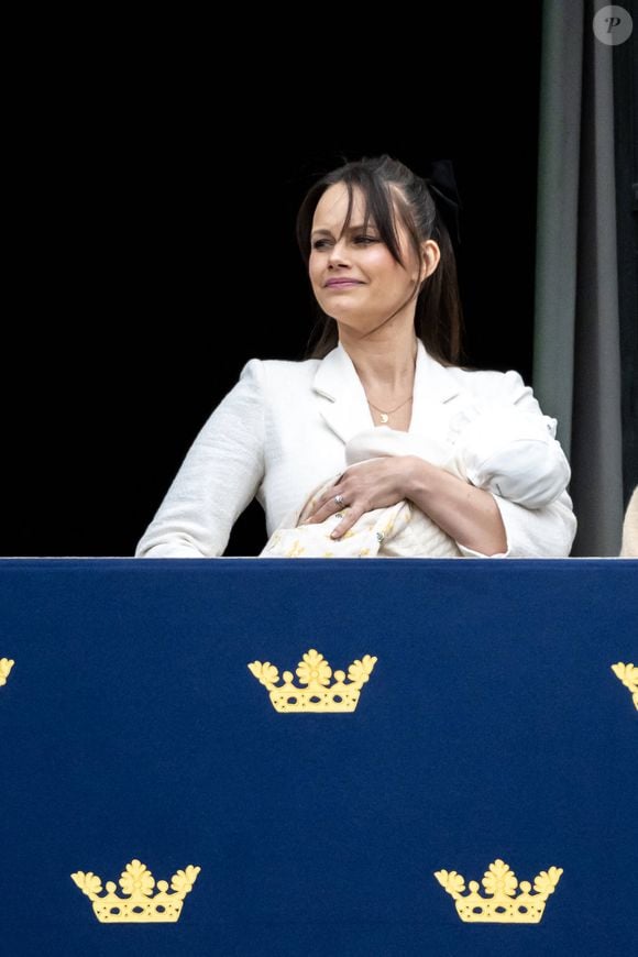 Sublime et rayonnante, Sofia était souriante au balcon du palais 

La princesse Sofia "Hellqvist" de Suède célèbre l'anniversaire de Gustaf de Suède lors d'une parade militaire et en faisant une apparition au balcon du palais royal de Stockholm avec sa famille le 30 avril 2025. @Dana Press / Bestimage.