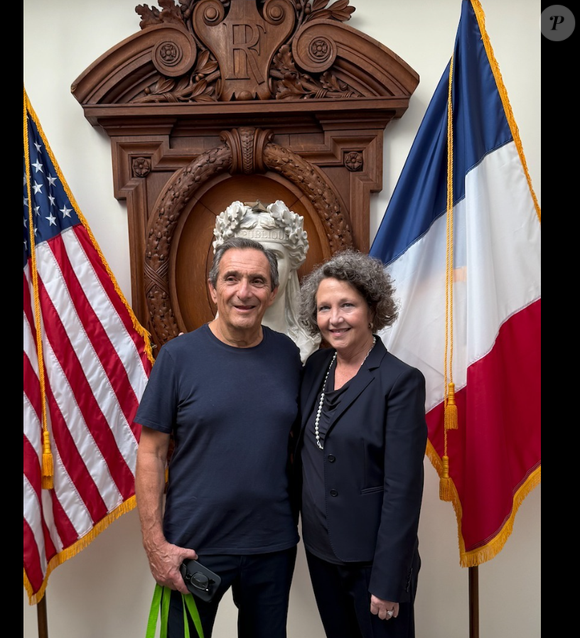 En novembre dernier il y est retourné, accompagné de Laeticia Hallyday

Serge Varsano lors d'une visite au Lycée français de Los Angeles. Photo publiée sur Facebook le 6 novembre 2025