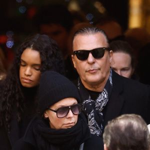 Jean Roch et sa femme Anaïs Monory - Sorties des obsèques de Brigitte Bardot en l'église Paroissiale Notre-Dame-de-l'Assomption de Saint-Tropez, France, le 7 janvier 2026.  Brigitte Bardot, figure emblématique du cinéma français et icône internationale, est décédée le 28 décembre 2025 à l'âge de 91 ans dans sa mythique propriété de La Madrague, à Saint-Tropez (France). Révélée au monde entier par son rôle dans "Et Dieu... créa la femme", elle avait contribué à faire de Saint-Tropez un lieu mondialement connu. L'actrice sera inhumée le 7 janvier 2026 au cimetière marin de Saint-Tropez, aux côtés de son père Louis Bardot (1896-1975) et de sa mère Anne-Marie Mucel (1912-1978). Une cérémonie religieuse se tiendra auparavant dans l'église de Saint-Tropez, où proches, personnalités et anonymes pourront lui rendre un dernier hommage. © Jacovides-Moreau/Bestimage