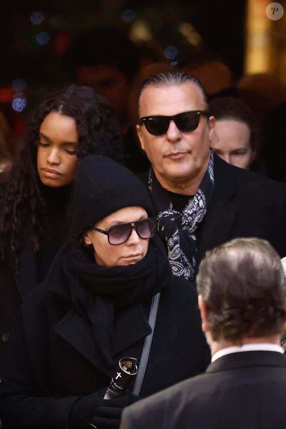 Jean Roch et sa femme Anaïs Monory - Sorties des obsèques de Brigitte Bardot en l'église Paroissiale Notre-Dame-de-l'Assomption de Saint-Tropez, France, le 7 janvier 2026.  Brigitte Bardot, figure emblématique du cinéma français et icône internationale, est décédée le 28 décembre 2025 à l'âge de 91 ans dans sa mythique propriété de La Madrague, à Saint-Tropez (France). Révélée au monde entier par son rôle dans "Et Dieu... créa la femme", elle avait contribué à faire de Saint-Tropez un lieu mondialement connu. L'actrice sera inhumée le 7 janvier 2026 au cimetière marin de Saint-Tropez, aux côtés de son père Louis Bardot (1896-1975) et de sa mère Anne-Marie Mucel (1912-1978). Une cérémonie religieuse se tiendra auparavant dans l'église de Saint-Tropez, où proches, personnalités et anonymes pourront lui rendre un dernier hommage. © Jacovides-Moreau/Bestimage