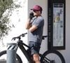 David Charvet, star inoubliable d'Alerte à Malibu et Melrose Place, a choisi de s'éloigner définitivement des plateaux de tournage.

EXCLUSIF Malibu, CA - La star française David Charvet discute au téléphone lors d'une balade à vélo à Malibu ce matin.