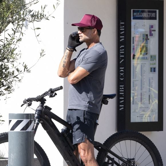 David Charvet, star inoubliable d'Alerte à Malibu et Melrose Place, a choisi de s'éloigner définitivement des plateaux de tournage.

EXCLUSIF Malibu, CA - La star française David Charvet discute au téléphone lors d'une balade à vélo à Malibu ce matin.