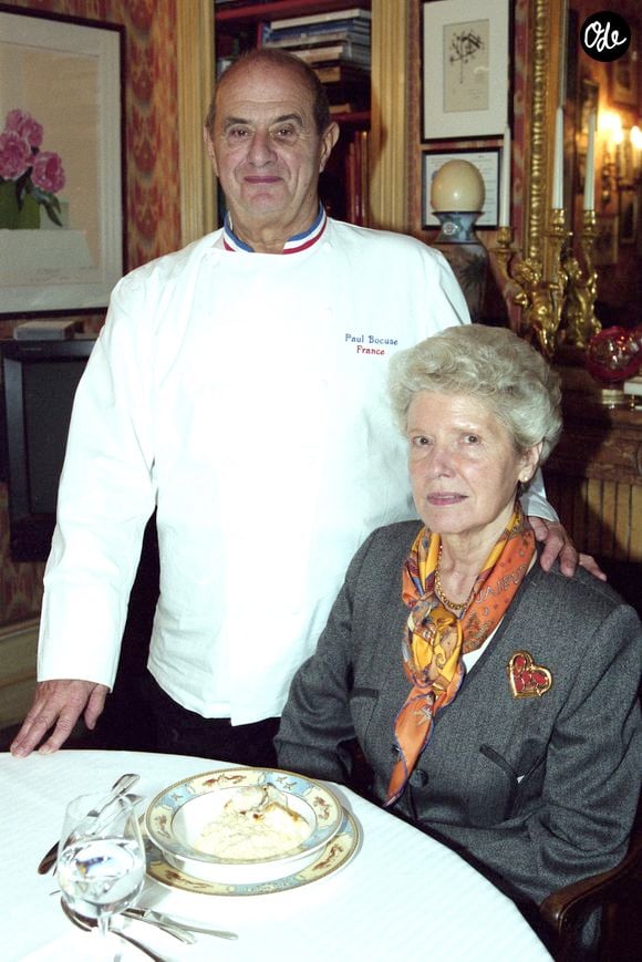 Archives - Paul Bocuse et sa femme Simone dans leur restaurant a Collonges-au-Mont-d'Or. Le 2 décembre 2001. © JEAN-CLAUDE WOESTELANDT / BESTIMAGE