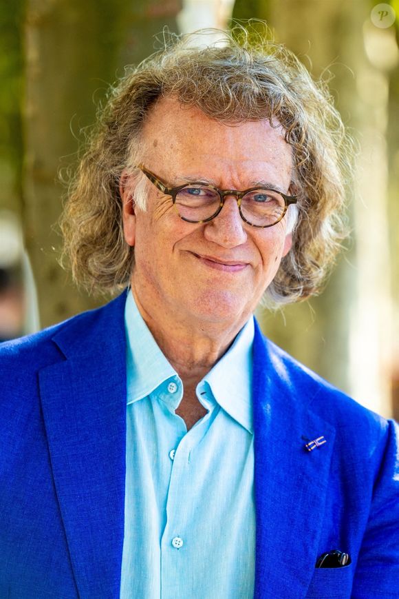 Maastricht, PAYS-BAS - Le violoniste et chef d'orchestre néerlandais André Rieu (et son fils Pierre Rieu) est surpris le jour de son 74e anniversaire par un nouveau violon. Backgrid USA / Bestimage